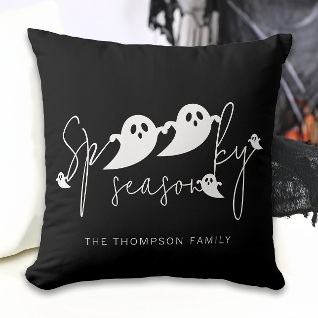Spooky Season White Ghosts Familienname Halloween Kissen (Von Creator hochgeladen)