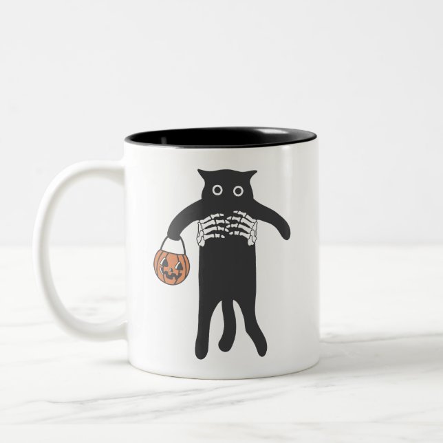 Spooky Skeleton Hand Holding Black Cat Halloween Zweifarbige Tasse (Links)