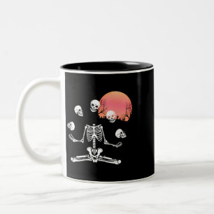Spooky Skeleton Juggling Skull Heads Full Moon Hal Zweifarbige Tasse