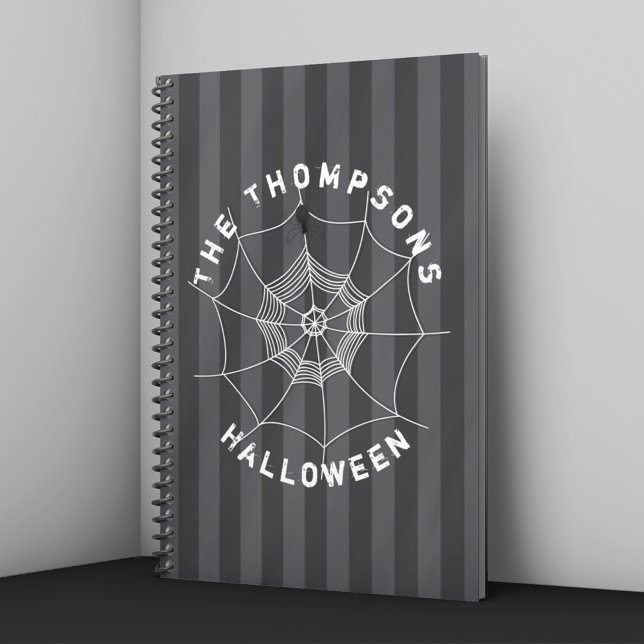 Spooky Spider im Spider Web Notizblock (Personalized Halloween notebook with spider web and spider on dark striped background.)