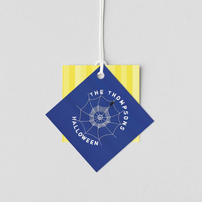 Spooky Spider in Spider Web Gefällemarken Geschenkanhänger (Personalized Halloween spider web gift tag with black spider and custom family name.)