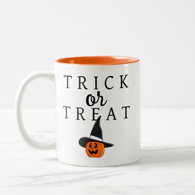 Spooky Trick oder Jack-o'-Laterne Halloween behand Zweifarbige Tasse (Links)