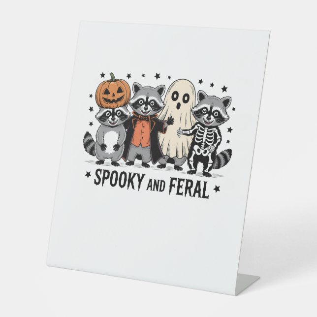 Spooky und Feral Funny Halloween Raccoon Sockelschild (Vorderseite)