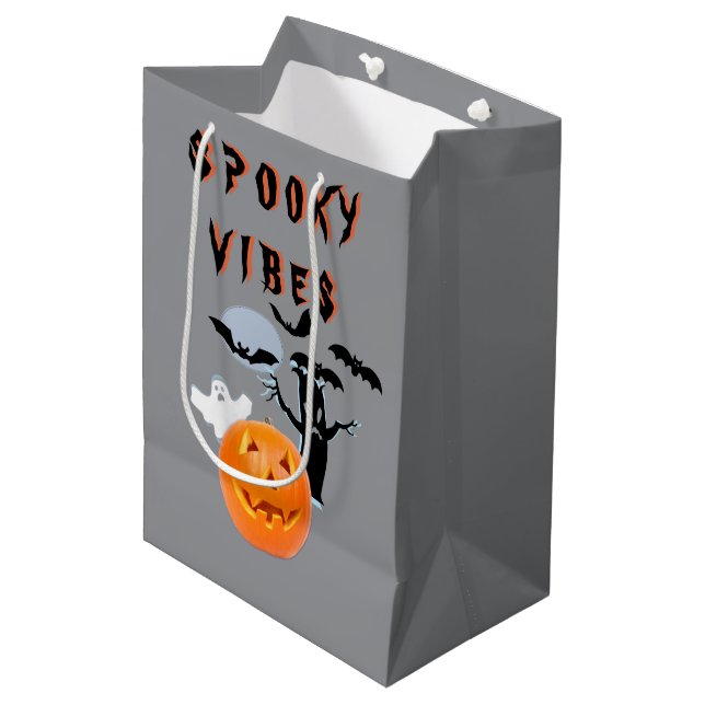 Spooky Vibes Ghost Pumpkin Halloween Design Mittlere Geschenktüte (Vorderseite Schrägansicht)