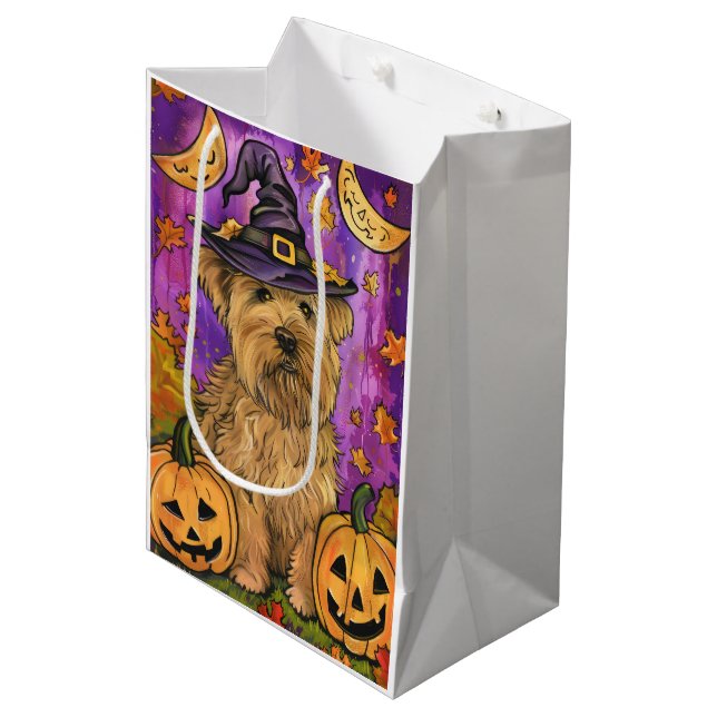 Spooky Wheaten Terrier Dog Halloween Hexenkürbis Mittlere Geschenktüte (Vorderseite Schrägansicht)