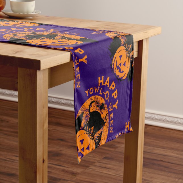 Spooky Yowl-O-Ween Black Cat auf einem Jack O' Lan Kurzer Tischläufer (Beispiel)