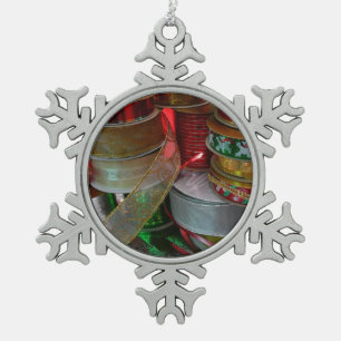 Spools von Weihnachten Weihnachtsfeiertag Rot und Schneeflocken Zinn-Ornament
