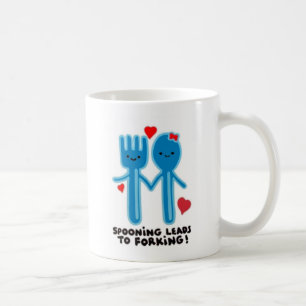 SPOONING FÜHRT ZU DAS GABELN KAFFEETASSE