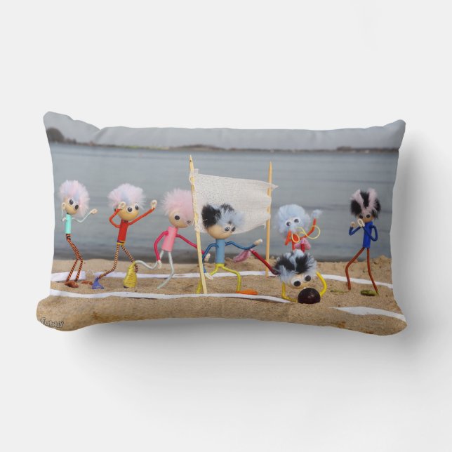 Sportieve Fubby poppetjes die op het strand spelen Lendenkissen (Vorderseite)