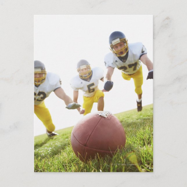 Sportler, die mit Rugbyball spielen Postkarte (Vorderseite)