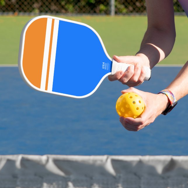 Sportlich orange weiße Streifen auf hellblau Pickleball Schläger (InSitu)