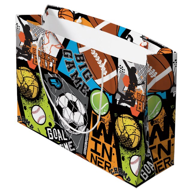 Sportmuster mit Bällen Große Geschenktüte (Rückseite Schrägansicht)