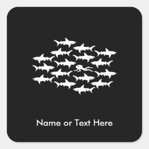 Sporttaucher-Schwimmen mit einer Schule der Quadratischer Aufkleber