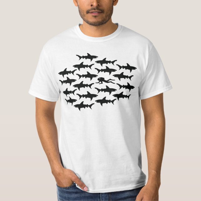 Sporttaucher-Schwimmen mit Haifischen T-Shirt (Vorderseite)