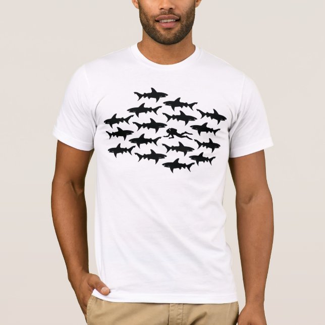 Sporttaucher-Schwimmen mit Haifischen T-Shirt (Vorderseite)