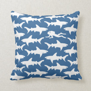 Sporttaucher-Schwimmen mit Schule der Haifische Kissen