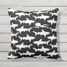 Sporttaucher-Schwimmen mit Schule der Haifische Kissen Für Draußen