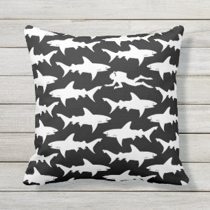 Sporttaucher-Schwimmen mit Schule der Haifische Kissen Für Draußen