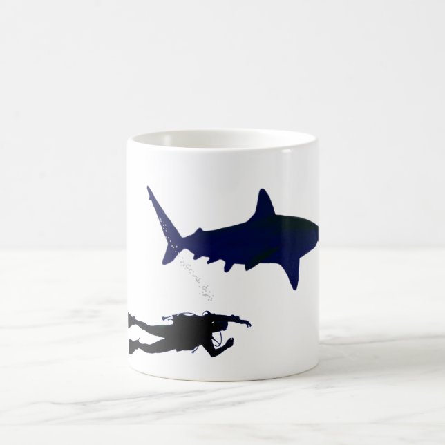 Sporttaucher und Haifisch Kaffeetasse (Mittel)