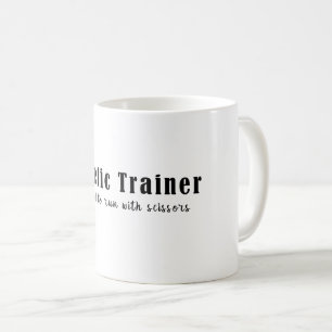Sporttrainer, der mit Scheren befähigt ist Kaffeetasse