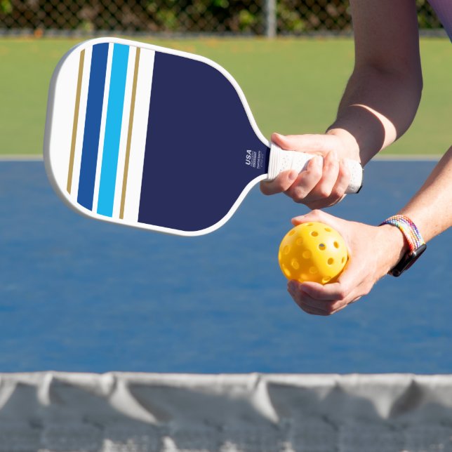 Sporty Bright Blue White Racing Streifen auf der M Pickleball Schläger (InSitu)