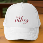 Sporty Golfer Red Golf Vibes nur Golfangebot Truckerkappe<br><div class="desc">Positive Bejahung Golf Vibes Nur Zitat Design bietet ein einfaches modernes Design mit trendiger Kalligraphie und Skript in dunkelrot. Die Bekräftigung fördert die Motivation und Inspiration für einen spektakulären Tag auf dem Kurs. GOLF-Kleidung mit klassischem Design für Golfer mit aktivem Lifestyle.</div>