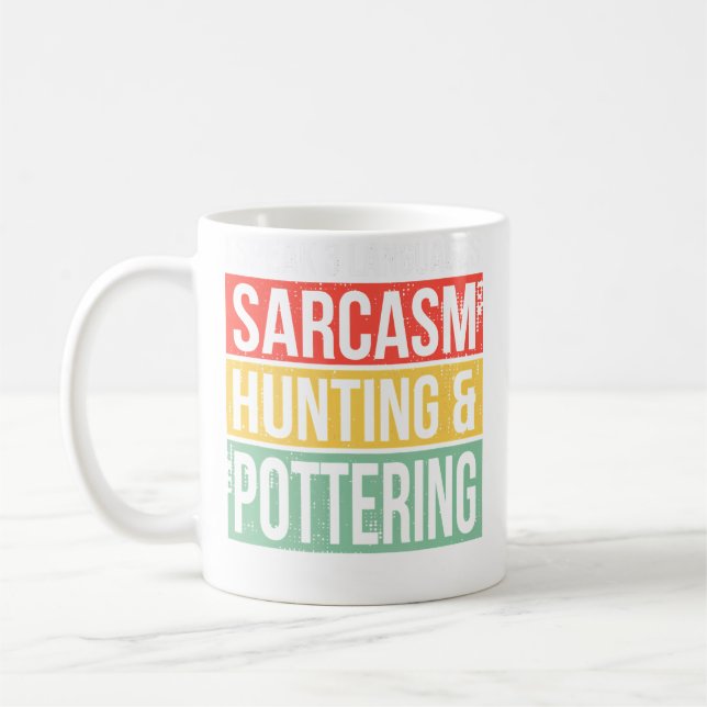 Sprechen Sie 3 Sprachen Sarkasmus Jagd und Töpfere Kaffeetasse (Links)
