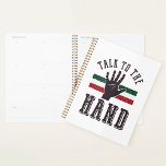 Sprich mit dem Hand Distressed Hand Spaß Planer<br><div class="desc">Bleibe in Stil mit diesem Talk mit dem Handspiralplaner mit einer kühnen Retrohandgraphie und Vintagen Not leidenden Design. Dieser Planer ist perfekt für die Schule, die Arbeit oder den persönlichen Gebrauch geeignet und vereint Funktionalität mit einer unterhaltsamen und geselligen Einstellung. Eine großartige Wahl für Fans von sarkastischem Spaß, wirbelnde Villen...</div>