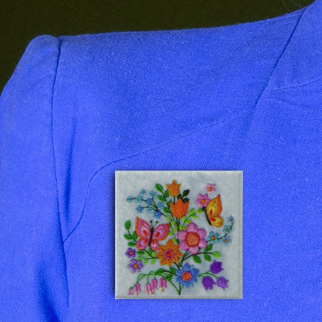 Spring Bouquet Blume Schmetterlinge Button (Bouquet pretty flowers with butterflies embroidery look on light grey square pin back button.)