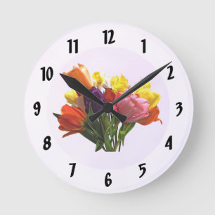 Spring Bouquet mit Tulips und düsterhafter Wall Uh Runde Wanduhr