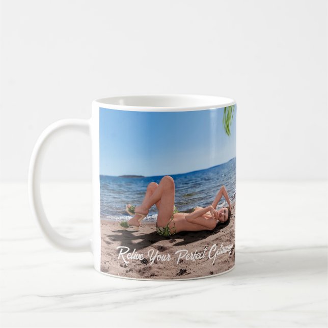 Spring Break Girl Lying on Sandy Beach Kaffeetasse (Links)