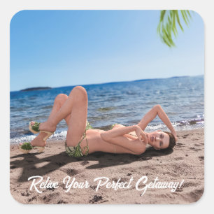 Spring Break Girl Lying on Sandy Beach Quadratischer Aufkleber