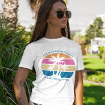 Spring Break Trip Beach Sunset Custom Family T-Shirt<br><div class="desc">Dieser niedliche tropische PalmenSonnenuntergang mit Frauencharakter ist ideal für einen Sommerurlaub mit Freunden der Uni Studentinnenverbindung oder für einen unterhaltsamen Ausflug mit der Familie. Personalisieren Sie ein Set individueller T - Shirt für Ihre Gruppenreise zum Strand oder einer Wiedersehen.</div>