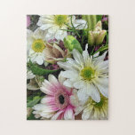 Spring Floral Bouquet mit Daisies Puzzle<br><div class="desc">Dieses Rätsel enthält ein wunderschönes Foto eines Blumenstraums mit weißen Gänseblüten und rosa Stieren.</div>