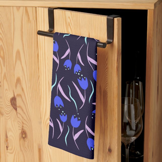 Spring Floral Pattern on Dark Blue Background Geschirrtuch (Drittel gefaltet)