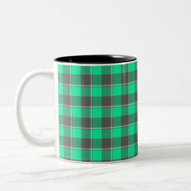 Spring Green and Finlandia Black Plaid Zweifarbige Tasse (Links)
