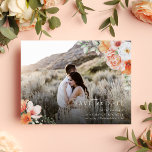 Spring Peach floral Wedding Save the Date Foto Ankündigungspostkarte<br><div class="desc">Eine elegante Foto-Hochzeit speichern Sie die Datumskarten perfekt für das Frühjahrs-Hochzeitsthema. Es zeichnet sich durch seine kompakte, florale und botanische Aquarellgestaltung in pfirsichfarbenen, weißen und rosa Farben aus. Es hat auch zwei Monogramme auf der Rückseite und eine Hochzeitswebseite für Sie zu personalisieren. ( Platement Foto mit freundlicher Genehmigung von Priscilla...</div>