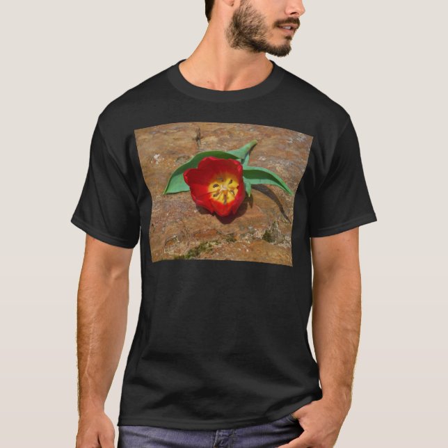 Spring Red Tulip T-Shirt (Vorderseite)