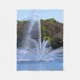 Springbrunnen an einem Teich Fleecedecke