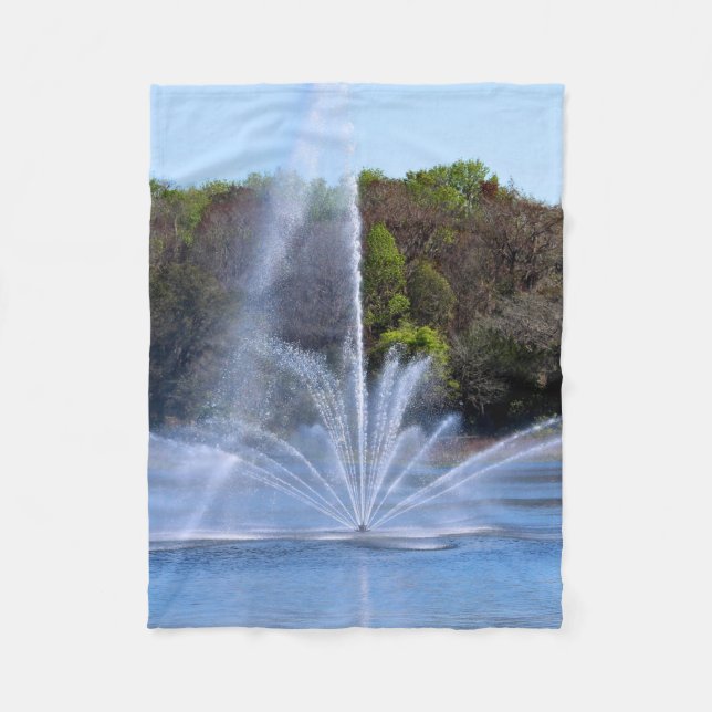 Springbrunnen an einem Teich Fleecedecke (Vorderseite)
