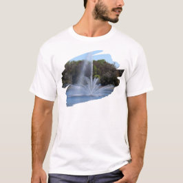Springbrunnen an einem Teich T-Shirt