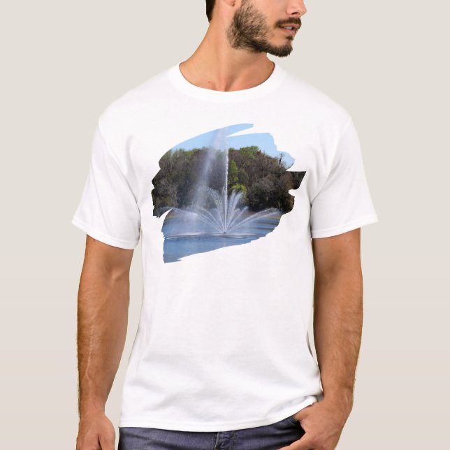 Springbrunnen an einem Teich T-Shirt (Vorderseite)