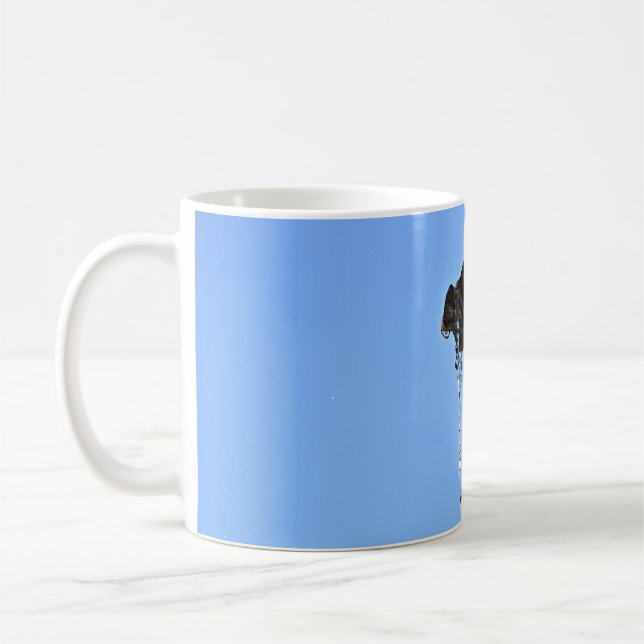 Springbrunnen gegen den blauen Himmel Kaffeetasse (Links)