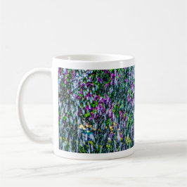 Springbrunnen und lila Blume Tasse