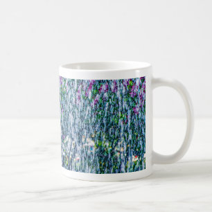 Springbrunnen und lila Blume Tasse