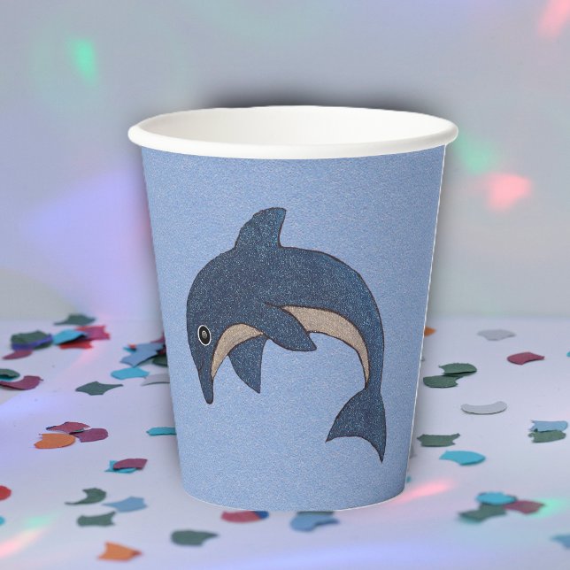 Springen Sparkle Blue White Dolphin auf Light Blue Pappbecher (Sparkle like dark blue dolphin in jumping position on light blue beach party paper cups.)