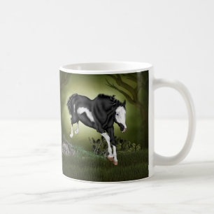 Springender schwarzer und weißer Overo-Pinto-Hengs Tasse
