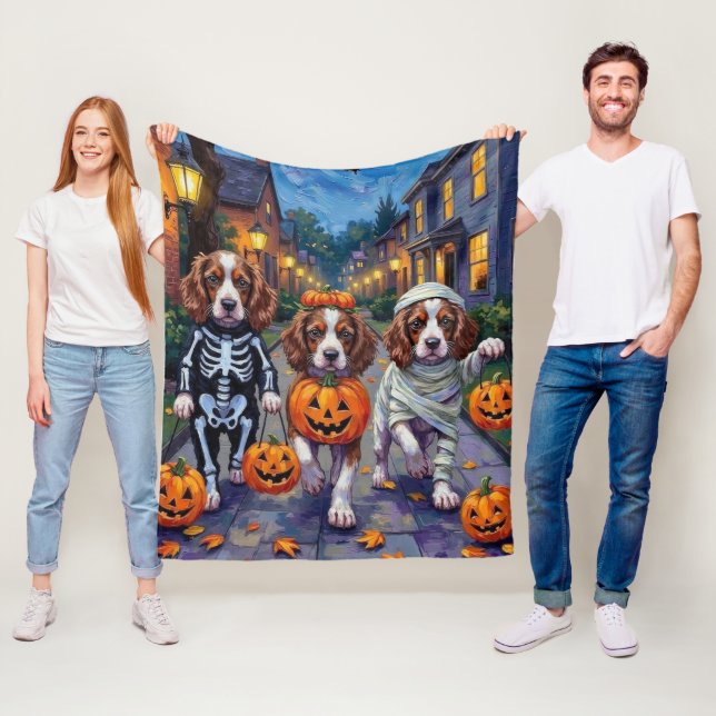 Springer Spaniel Dogs In Halloween Costumes Fleecedecke (Beispiel)