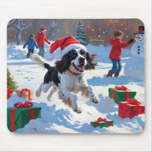 Springer Spaniel läuft durch Schnee mit Weihnachts Mousepad