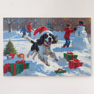 Springer Spaniel läuft durch Schnee mit Weihnachts Puzzle
